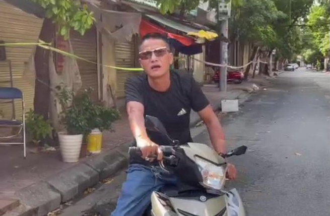 Khong deo khau trang con bop co Cong an o chot COVID-19