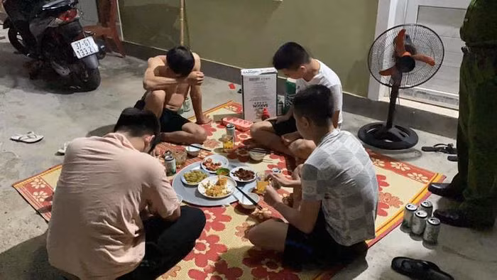  Nộp 60 triệu đồng cho bữa nhậu tại nhà trọ: Mặc dù đang thực hiện cách ly xã hội theo Chỉ thị 16 nhưng 4 thanh niên ở thị xã Thái Hòa (Nghệ An) vẫn tụ tập ăn nhậu lúc rạng sáng. Ngày 25/8, Công an thị xã Thái Hòa đã xử phạt 4 người này với tổng số tiền là 60 triệu đồng. 