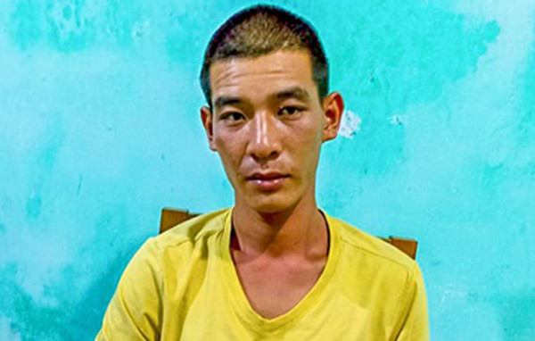  Ném đá vào cảnh sát rồi cố thủ trong nhà: Sau khi sử dụng ma túy đá, Châu Ngọc Sang (27 tuổi, ở xã Tam Mỹ Đông, Núi Thành, Quảng Nam) đập phá ô tô của người dân, nhặt đá ném về phía Công an rồi cố thủ trong nhà. Ngày 25/8, Công an huyện Núi Thành cho biết, đang tạm giữ Sang để điều tra.