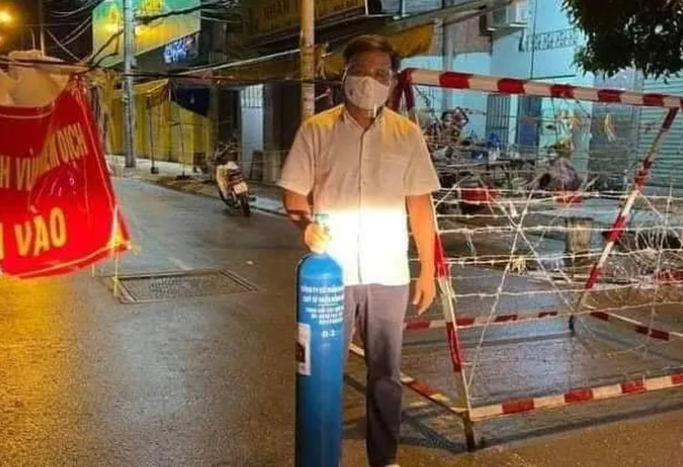 Qua lời người bạn của ông Đoàn Ngọc Hải, những ngày qua, ông Hải vẫn tất bật với công việc của mình, từ giao bình oxy đến chở người đi cấp cứu hay tặng áo quan cho người có hoàn cảnh khó khăn. 