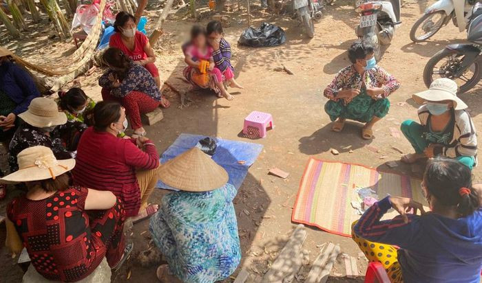  12 phụ nữ đánh bài ăn tiền trong lúc giãn cách: Ngày 23/8, Công an huyện Chợ Mới (An Giang) cho biết, đã cho gia đình bảo lãnh 12 phụ nữ liên quan vụ đánh bạc tại xã Mỹ Hội Đông. 12 phụ nữ này sẽ bị xử phạt hành chính về hành vi đánh bạc và không thực hiện biện pháp bảo vệ cá nhân để phòng chống dịch bệnh COVID-19. 