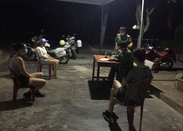  Ra đồng ngắm trăng Rằm, 3 phụ nữ bị phạt tiền: Trong quá trình tuần tra, kiểm soát phòng chống dịch COVID-19 tại xã Minh Châu (huyện Diễn Châu, Nghệ An) lực lượng chức năng phát hiện 3 phụ nữ có hành vi đi ra ngoài không cần thiết với lý do ra ngoài ngắm trăng Rằm. Ngày 23/8, Công an xã Minh Châu xử phạt mỗi trường hợp 2 triệu đồng. 