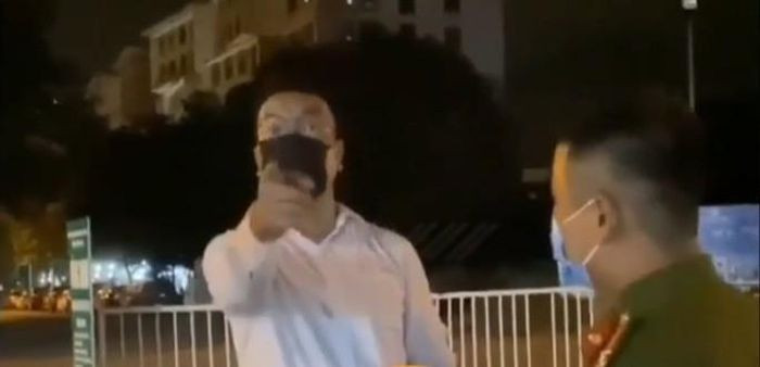  Giám đốc xưng "tao làm VTV, tiến sĩ" bị xử phạt: Ngày 23/8, UBND xã Đặng Xá (huyện Gia Lâm, Hà Nội) cho biết, sẽ xử phạt ông Nguyễn Đ. (38 tuổi, tạm trú xã Đặng Xá) tự xưng là tiến sĩ, làm ở VTV, có thái độ chống đối tại chốt kiểm soát dịch COVID-19 với số tiền 3,7 triệu đồng. 