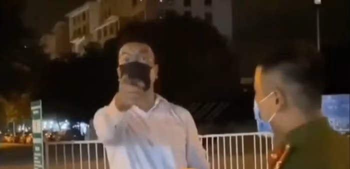  Giám đốc xưng "tao làm VTV, tiến sĩ" bị xử phạt: Ngày 23/8, UBND xã Đặng Xá (huyện Gia Lâm, Hà Nội) cho biết, sẽ xử phạt ông Nguyễn Đ. (38 tuổi, tạm trú xã Đặng Xá) tự xưng là tiến sĩ, làm ở VTV, có thái độ chống đối tại chốt kiểm soát dịch COVID-19 với số tiền 3,7 triệu đồng. 