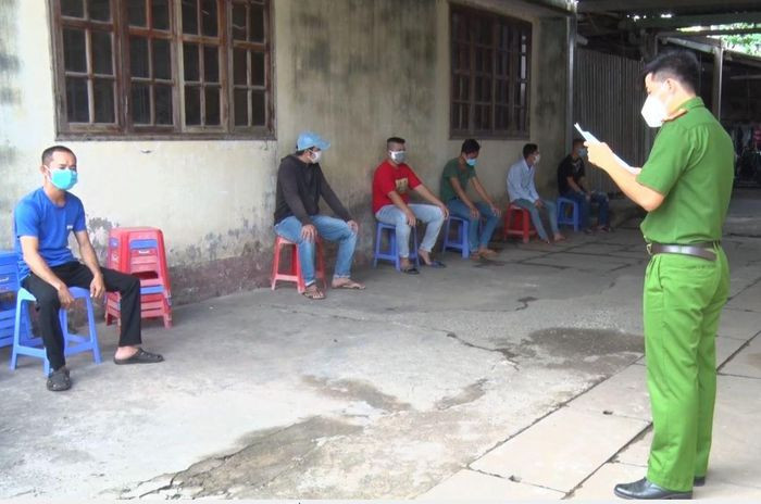  Đánh nhau khi tụ tập ăn nhậu, 7 người bị xử phạt: Trong thời gian giãn cách xã hội, nhóm thanh niên tụ tập ăn nhậu tại xã Lương Hòa Lạc (huyện Chợ Gạo, tỉnh Tiền Giang) rồi xảy ra ẩu đả. Ngày 23/8, Công an xã Lương Hòa Lạc đã ra quyết định xử phạt những người này 110 triệu đồng. 