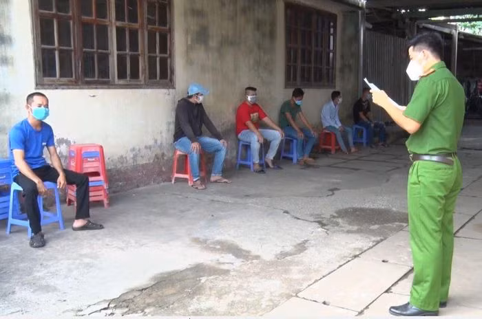  Đánh nhau khi tụ tập ăn nhậu, 7 người bị xử phạt: Trong thời gian giãn cách xã hội, nhóm thanh niên tụ tập ăn nhậu tại xã Lương Hòa Lạc (huyện Chợ Gạo, tỉnh Tiền Giang) rồi xảy ra ẩu đả. Ngày 23/8, Công an xã Lương Hòa Lạc đã ra quyết định xử phạt những người này 110 triệu đồng. 