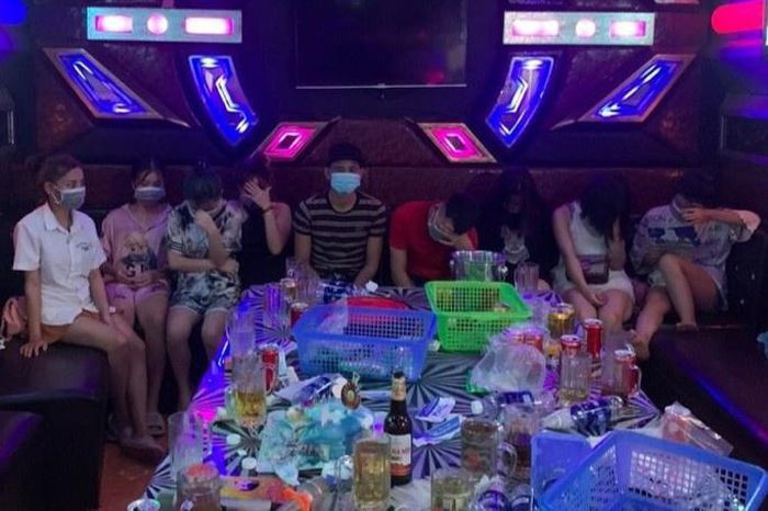  11 người dương tính với ma túy trong quán karaoke: Công an huyện Sông Lô, Vĩnh Phúc cho biết, vừa kiểm tra đột xuất quán karaoke Khánh Cường do ông Nguyễn Quốc Tấn (30 tuổi, ở huyện Lâm Thao) làm chủ. Thời điểm kiểm tra, Công an phát hiện 11 người đang tụ tập tại 2 phòng hát. Xét nghiệm nhanh tại chỗ, tất cả 11 người dương tính với chất cấm. 