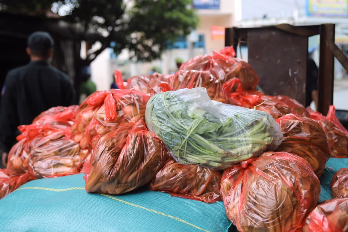 TP HCM sẽ không phát phiếu đi chợ cho người dân trong thời gian 15 ngày tới. Thay vào đó, lực lượng quân đội sẽ lập các đội công tác, phối hợp với Hội Cựu chiến binh, Hội Phụ nữ, Đoàn Thanh niên… các cấp để chuyển gói an sinh, lương thực, thực phẩm đến tận từng nhà dân.