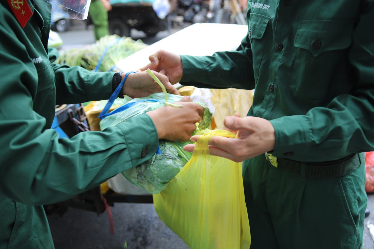 Cạnh đó, thực hiện nghiêm giãn cách xã hội để chống dịch (xét nghiệm, bóc tách F0, quản lý điều trị F0 tại nhà, tổ chức tiêm vắc xin…) hiệu quả.