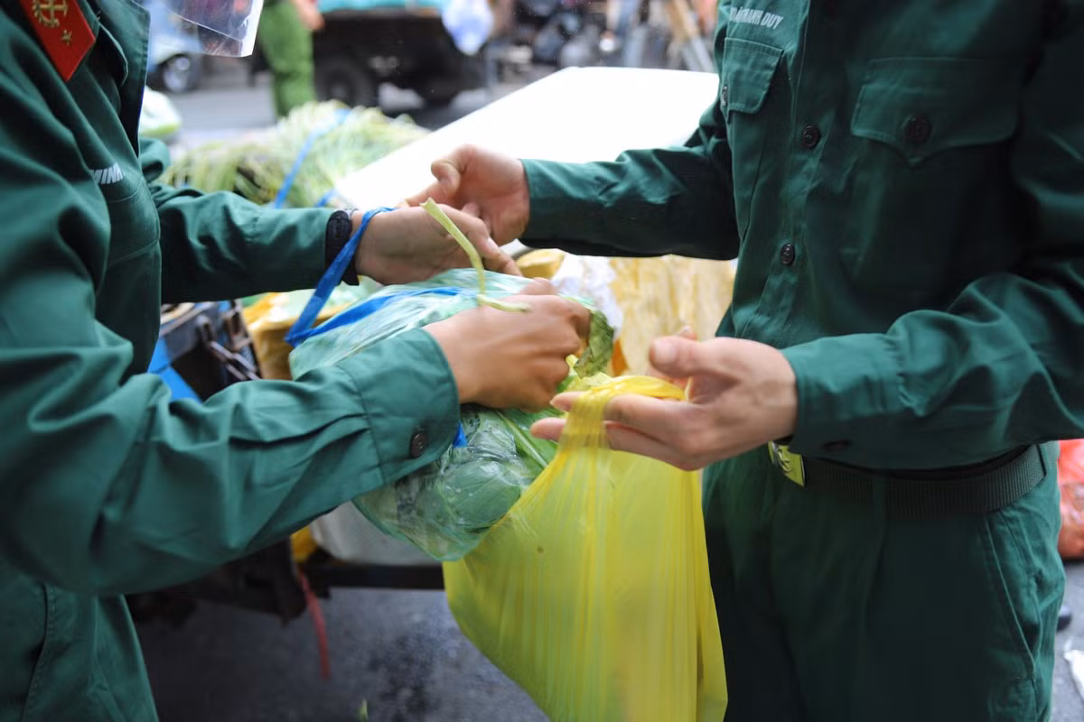 Cạnh đó, thực hiện nghiêm giãn cách xã hội để chống dịch (xét nghiệm, bóc tách F0, quản lý điều trị F0 tại nhà, tổ chức tiêm vắc xin…) hiệu quả.