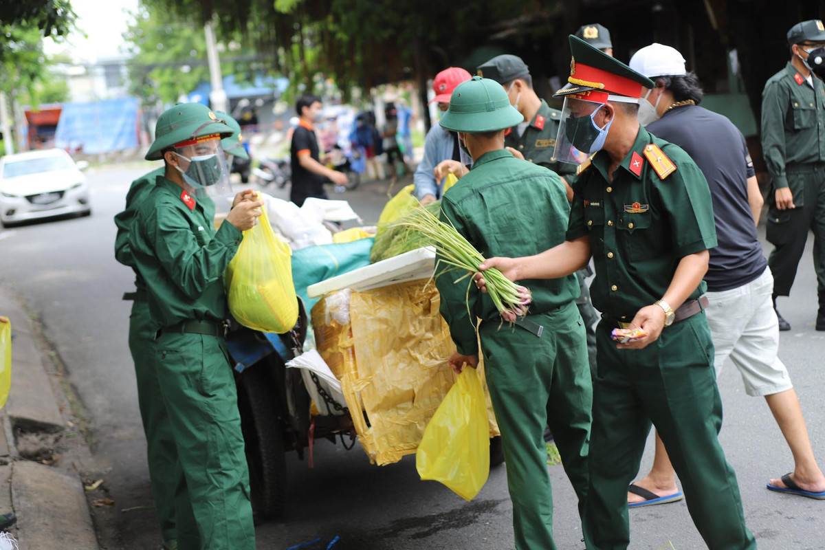 Bộ đội, cảnh sát và các đơn vị phòng, chống dịch tích cực hỗ trợ người dân chuyển nhu yếu phẩm.