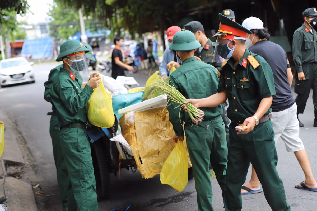 Bộ đội, cảnh sát và các đơn vị phòng, chống dịch tích cực hỗ trợ người dân chuyển nhu yếu phẩm.