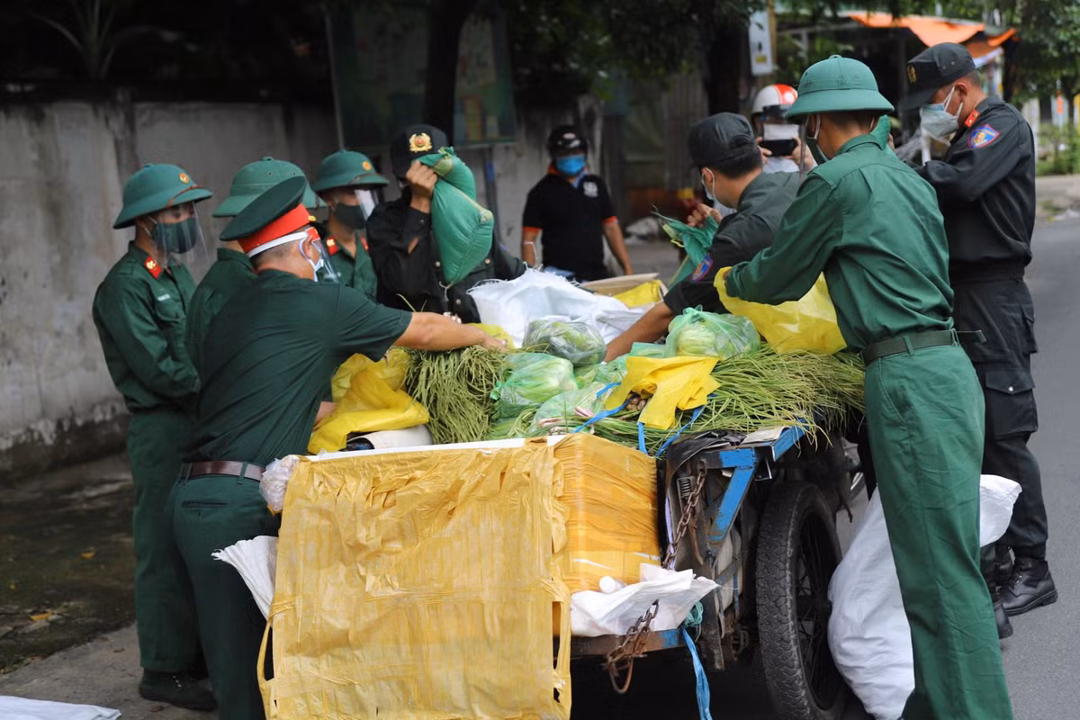 Rất nhiều thực phẩm được lực lượng chức năng chuyển tới để cung cấp cho người dân.