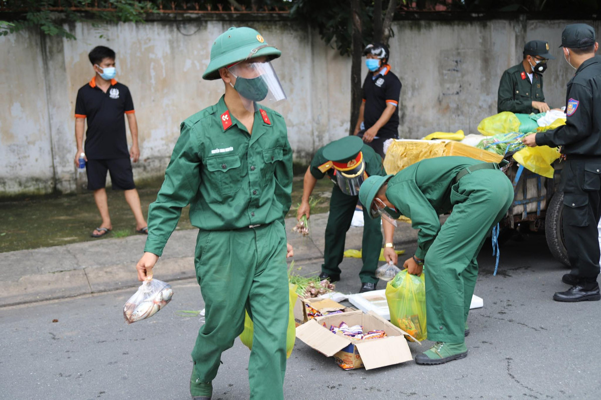 Hôm nay là ngày đầu tiên TP HCM áp dụng các biện pháp quyết liệt hơn trong giãn cách xã hội "Mỗi tổ dân phố, khu phố, phường, xã, thị trấn, cơ quan, nhà máy, xí nghiệp là một pháo đài trong phòng chống dịch", "ai ở đâu, ở yên đó"...