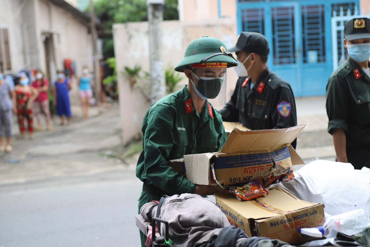 Gần 2.000 cán bộ, chiến sĩ Sư đoàn 5 sẽ phân bổ về các địa phương thuộc các Quận 6, 12, Bình Tân và các huyện Bình Chánh, Cần Giờ, Củ Chi, Hóc Môn, Nhà Bè... để cùng địa phương hỗ trợ nhân dân phòng, chống dịch.