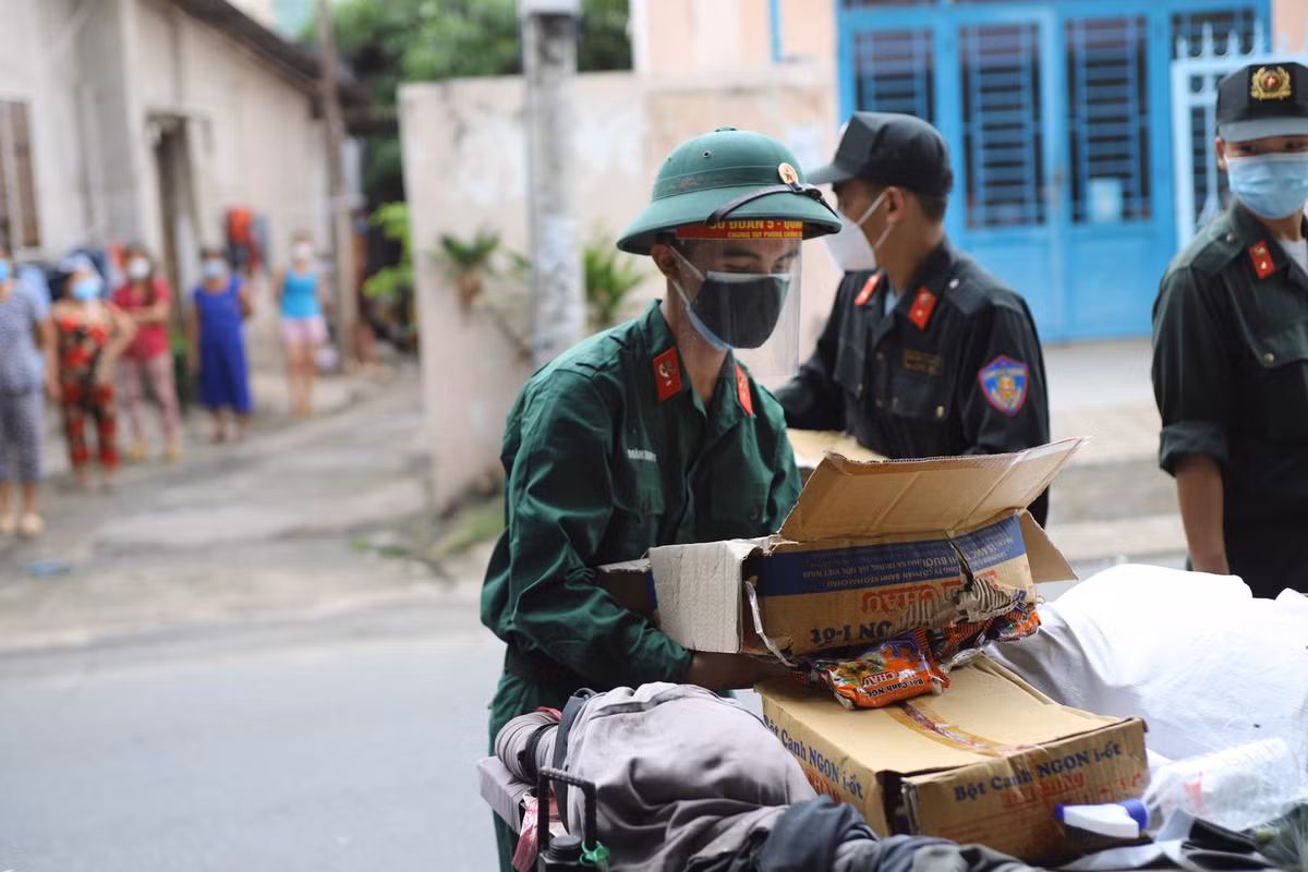 Gần 2.000 cán bộ, chiến sĩ Sư đoàn 5 sẽ phân bổ về các địa phương thuộc các Quận 6, 12, Bình Tân và các huyện Bình Chánh, Cần Giờ, Củ Chi, Hóc Môn, Nhà Bè... để cùng địa phương hỗ trợ nhân dân phòng, chống dịch.