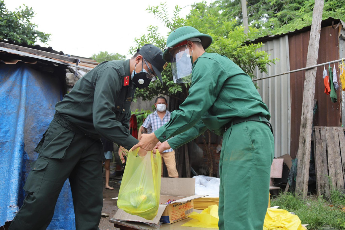 Lực lượng chức năng đã đến tận nhà dân để phát lương thực, thực phẩm.