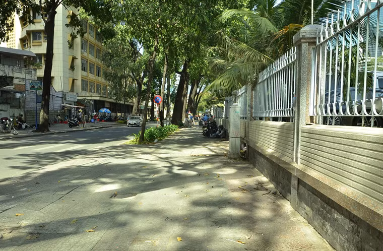 Những bãi giữ xe còn lại chia đều cho các đơn vị như: Thanh tra quận, Đội Quản lý TTĐT, Phòng VHTT, Ban Chỉ huy Quân sự quận, Văn phòng UBND quận, Phòng Tài chính, Phòng Kinh tế, Phòng Nội vụ, Phòng Tư pháp, UBMT Tổ quốc quận, Ban Bồi thường Giải phóng mặt bằng, Phòng LĐ-TB-XHvà UBND các phường Phạm Ngũ Lão, Cầu Kho, Nguyễn Thái Bình...