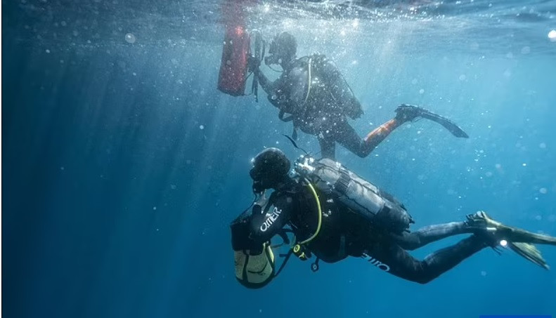 Kế đến, các nhà khảo cổ phải men theo đường hầm đá tự nhiên dài 137m sâu vào bên trong miệng hang cho tới khi ngoi lên lòng hang. Phần lớn lòng hang động Cosquer hiện nay bị ngập nước.