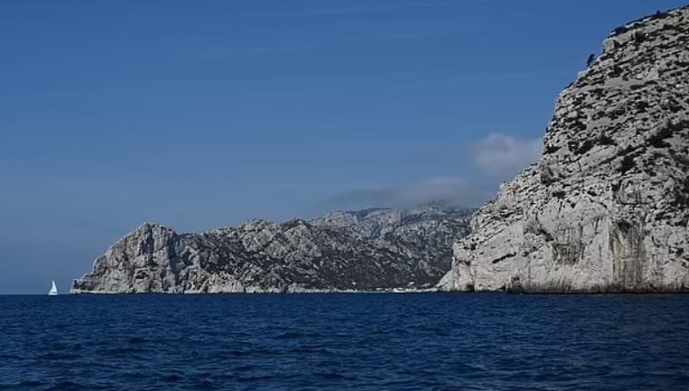 Trong 229 bức tranh khắc trong các bức tường của hang động, 13 loài động vật khác nhau được khắc họa chi tiết. Đây là nơi duy nhất trên Trái đất tìm thấy những bức tranh hang động khắc các loài động vật trên cạn và dưới nước thời tiền sử.