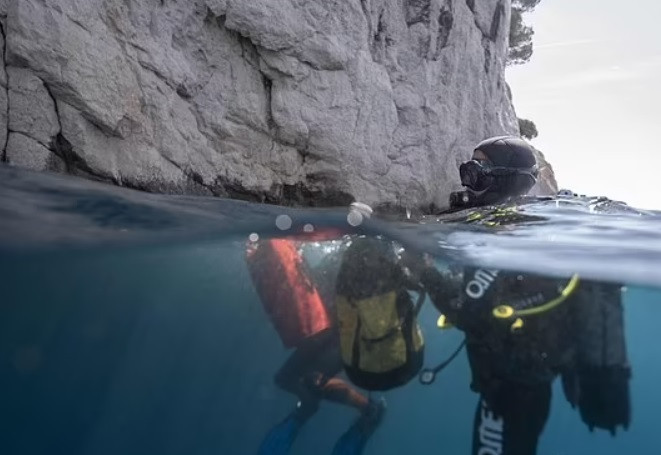 Khi tiến vào bên trong hang Cosquer, các chuyên gia không khỏi bấy ngờ khi phát hiện khoảng 600 ký hiệu, tranh vẽ chạm khắc trên các bức tường của hang động.