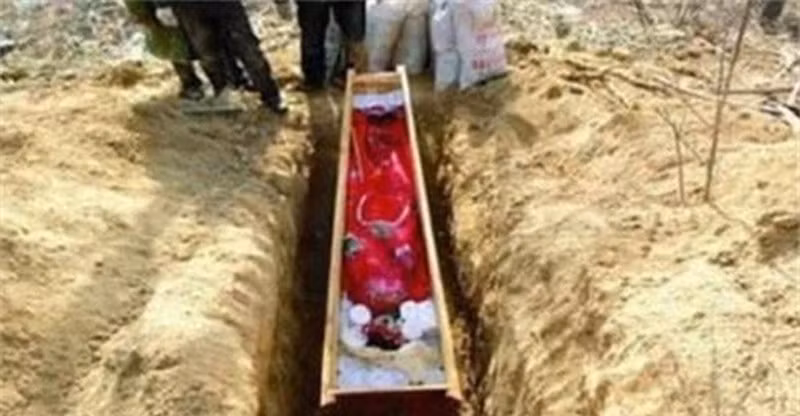 Cuốn sách "Độc giả Hoàng gia" có đề cập đến lớp phủ đỏ bằng quặng sắt tại các ngôi mộ là thứ chỉ xuất hiện trong các ngôi mộ của hoàng tộc. Từ đây, các chuyên gia suy đoán người được chôn cất trong mộ cổ có thể xuất thân trong tầng lớp quyền quý.