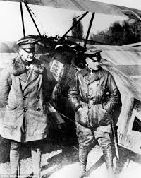 Khi phi công Richthofen mải truy kích một máy bay của đối phương thì đại úy phi công Roy Brown bám theo truy đuổi. Sau đó, đại úy này sử dụng súng máy bắn trúng máy bay của "Nam tước đỏ".