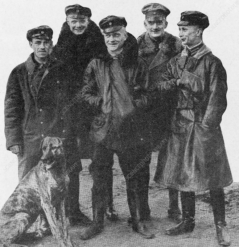 Sau đó, phi công Richthofen được chuyển đến đơn vị oanh tạc cơ Kampfgeschwader 11 và được các phi công lão luyện chỉ dẫn thêm.