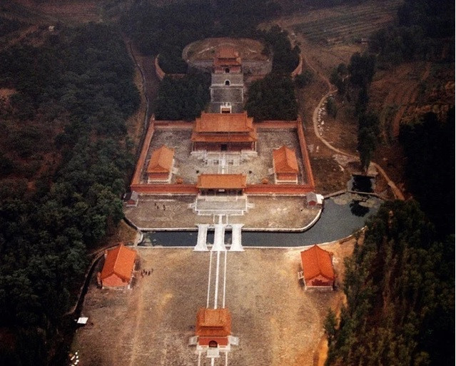 Trong đó, vụ trộm lớn nhất ở Thanh Cảnh lăng xảy ra vào năm 1928. Khi ấy, Tôn Điện Anh cùng đồng bọn đã thực hiện vụ cướp cổ vật chấn động dư luận. Nhóm này đã lấy đi vô số đồ tùy táng giá trị cũng như làm hư hại một số phần kiến trúc của lăng mộ.