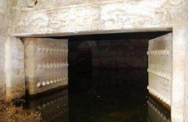 Sau đó, các chuyên gia biết được địa cung bên trong lăng mộ Khang Hi bị rỉ nước rất nghiêm trọng.