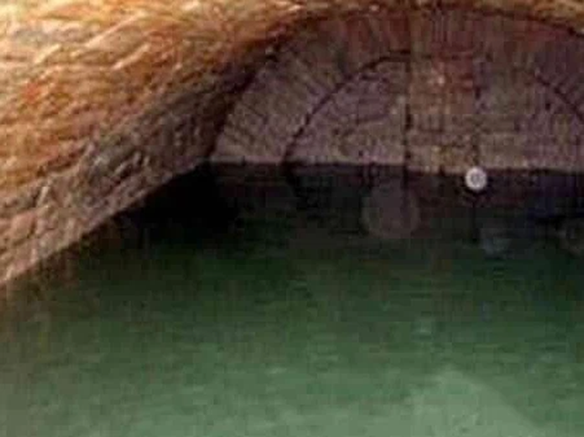 Năm 1952, các chuyên gia Trung Quốc tiến hành cuộc khai quật và trùng tu Thanh Cảnh lăng. Trong quá trình tiến vào địa cung, họ bất ngờ phát hiện càng tiến sâu vào bên trong thì nước ngập càng sâu.