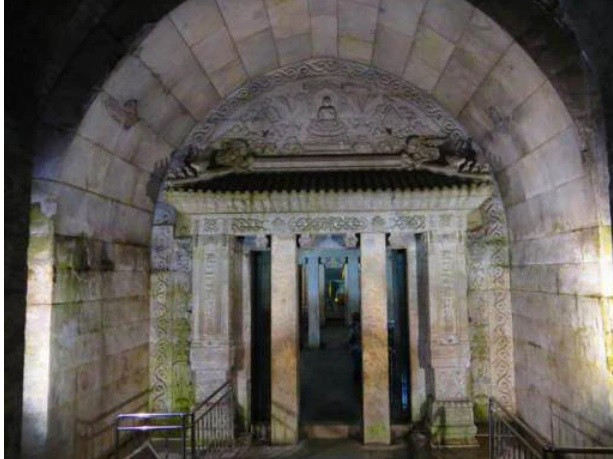 Không những vậy, bên trong bốc mùi hôi thối khó chịu khiến các chuyên gia vội vã trở ra ngoài để bảo đảm an toàn.