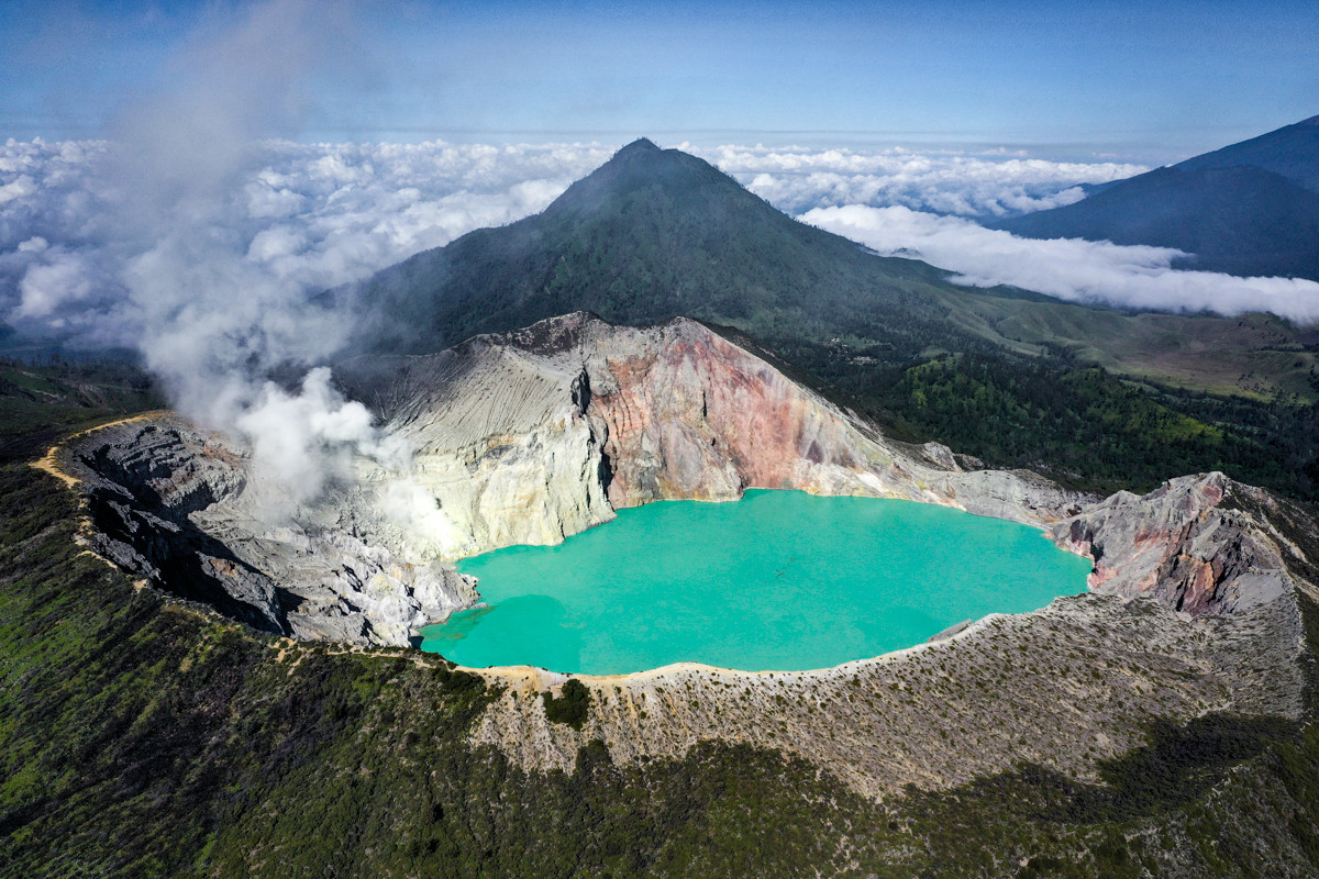 Theo các chuyên gia, hồ Kawah Ijen là hồ axit lớn nhất thế giới. Hồ có đường kính 722m, sâu 200m và chứa khoảng 36 triệu m3 nước.