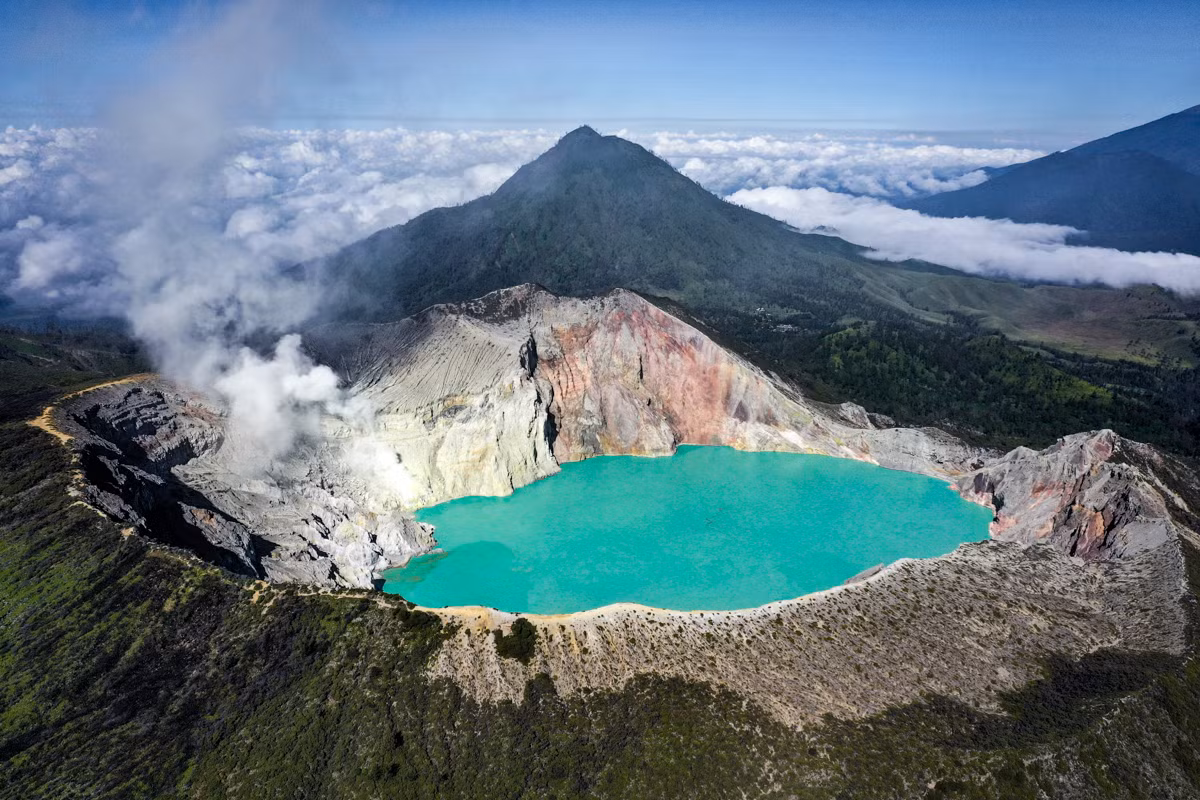 Theo các chuyên gia, hồ Kawah Ijen là hồ axit lớn nhất thế giới. Hồ có đường kính 722m, sâu 200m và chứa khoảng 36 triệu m3 nước.