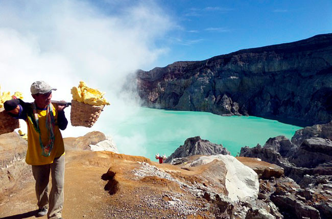 Nhiều du khách hít phải khí lưu huỳnh nên bị ho sặc sụa, nôn mửa, cay xè mắt. Do vậy, họ phải nhanh chóng trở xuống.