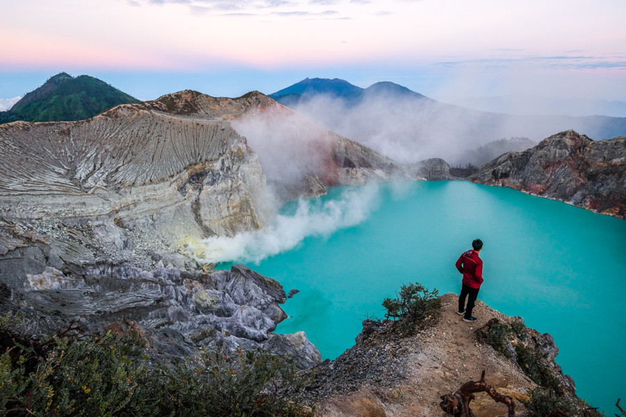 Càng đến gần hồ Kawah Ijen, du khách sẽ ngửi thấy mùi thối đặc trưng của lưu huỳnh ngày càng nồng nặc.