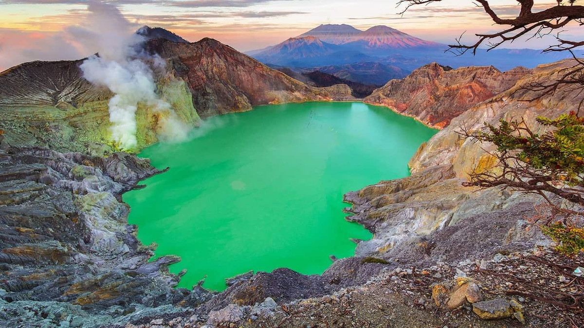 Màu xanh ngọc bích của hồ Kawah Ijen là do nồng độ cao axit và kim loại hòa tan tạo ra. Chúng có nguồn gốc từ lượng lớn magma nằm sâu bên dưới hồ.