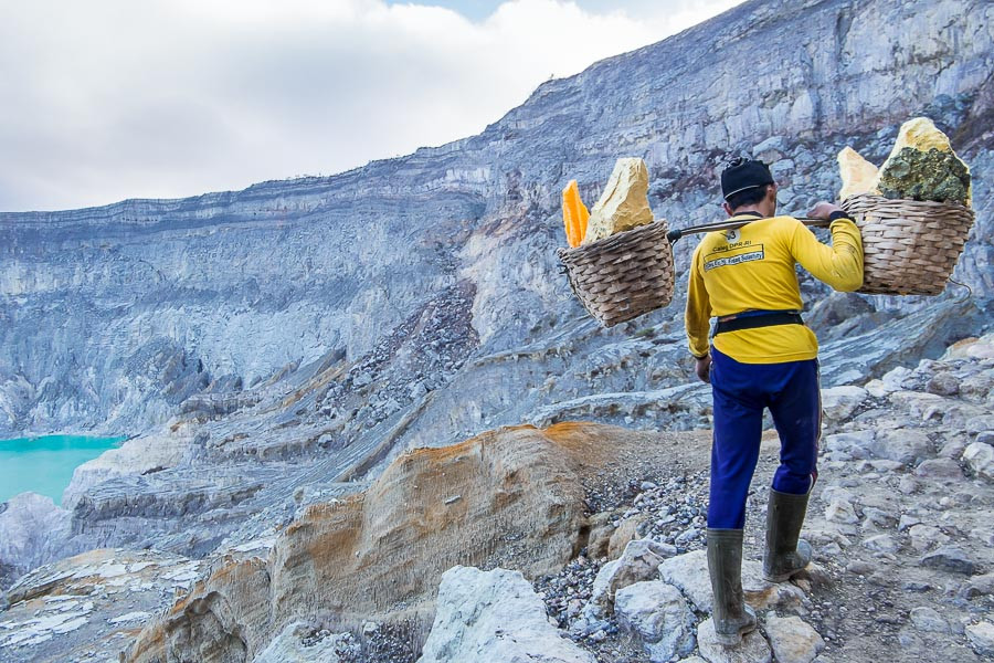Dù vậy, những công nhân khai thác lưu huỳnh bất chấp nguy hiểm để làm việc kiếm sống tại hồ Kawah Ijen. Họ thường vác trung bình khoảng 80 kg lưu huỳnh từ trên hồ xuống rồi đem bán cho một nhà máy tinh luyện đường ngay dưới chân núi.
