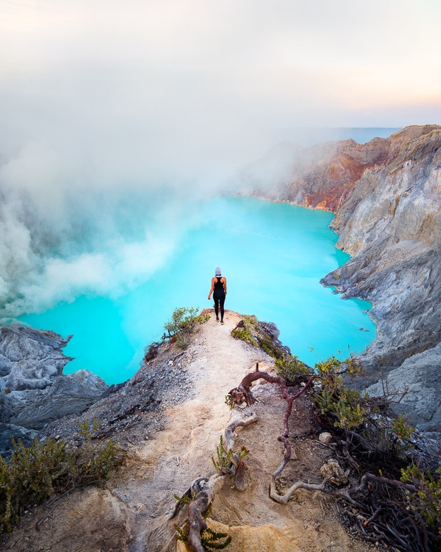 Mặc dù hồ Kawah Ijen rất nguy hiểm và độc hại nhưng du khách tìm đến đảo Java và ngắm nhìn cảnh tượng ánh sáng xanh huyền ảo vào van đêm.