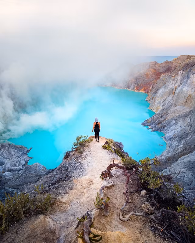 Mặc dù hồ Kawah Ijen rất nguy hiểm và độc hại nhưng du khách tìm đến đảo Java và ngắm nhìn cảnh tượng ánh sáng xanh huyền ảo vào van đêm.