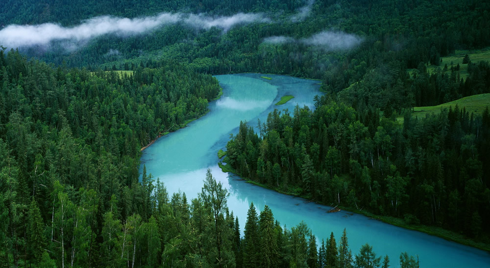 Những sinh vật bí ẩn này thường sống trong vùng nước sâu của hồ và chờ thời cơ kéo những con ngựa đang dừng chân uống nước bên xuống nước để ăn thịt.