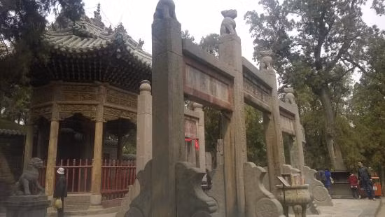 Do qua đời trong thời loạn nên 2 ngôi mộ của Quan Vũ ban đầu khá đơn sơ. Đến thời nhà Tùy và nhà Đường, mộ Quan Vũ được tu sửa nên khang trang, bề thế hơn. Đến thời nhà Minh, hai ngôi mộ Quan Vũ được gọi là “Quan lăng”.