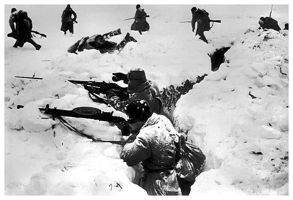 Cuối cùng, Thống chế Friedrich Wilhelm Ernst Paulus của Đức hạ lệnh đầu hàng Liên Xô bất chấp mệnh lệnh của Hitler là “chiến đấu đến người lính cuối cùng và viên đạn cuối cùng”. Thống chế Paulus ra quyết định trên nhằm bảo toàn mạng sống cho số binh lính còn lại dưới trướng mình.