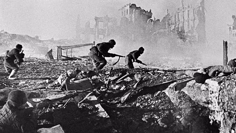 Trận Stalingrad diễn ra từ tháng 7/1942 - 2/1943. Đây là cuộc chiến giữa phát xít Đức với Hồng quân Liên Xô tại thành phố Stalingrad.