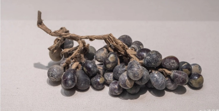 Qua kiểm tra, các nhà khoa học xác định địa cung gần chùa Tịnh Trí được xây dựng vào năm Thái Bình Hưng Quốc thứ hai (tức năm 977). Bên trong địa cung, các chuyên gia đã khai quật được hơn 27.000 đồng tiền đồng và hơn 700 cổ vật thuộc nhiều triều đại trong lịch sử Trung Quốc.