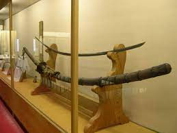 Một giả thuyết khác suy đoán trường kiếm Norimitsu Odachi có thể là vũ khí được người xưa mang ra trước toàn quân để nâng cao sĩ khí.