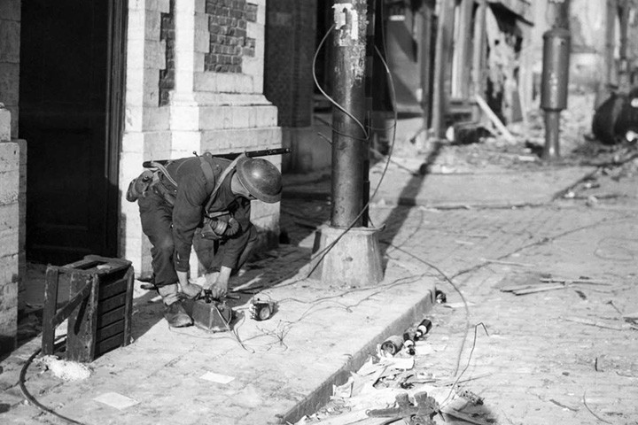 Nhà độc tài Hitler tham vọng thôn tính nước Anh để từ đó xâm lược các nước lớn khác. Theo đó, Đức quốc xã triển khai chiến dịch Sư tử biển vào năm 1940.