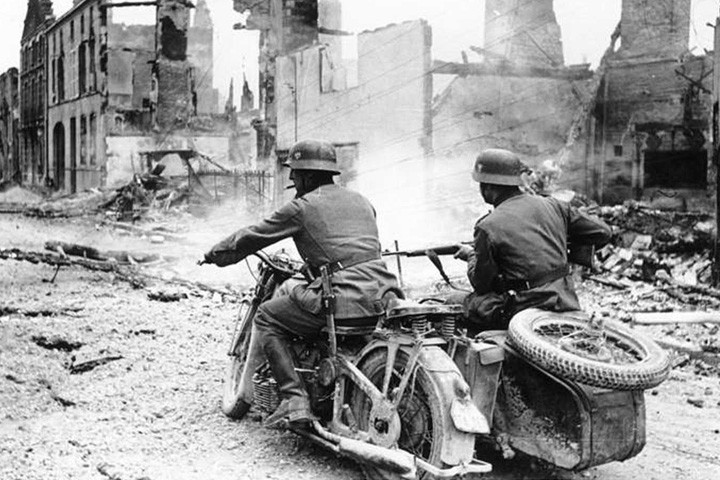 Sau khi được Hitler phê chuẩn, tháng 7/1940, không quân Đức phát động Chiến dịch Diều hâu, mở màn cho trận không chiến tại nước Anh.