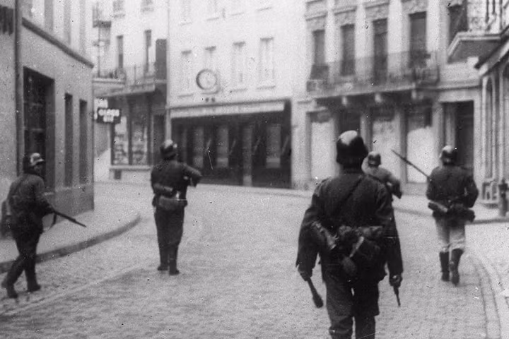 Sau khi lên nắm quyền ở Đức, trùm phát xít Hitler đẩy người dân nước này và nhiều quốc gia khác vào Thế chiến 2. Theo đó, phát xít Đức thực hiện các cuộc xâm lược Tiệp Khắc, Ba Lan, Đan Mạch, Na Uy, Hà Lan, Bỉ, Luxembourg và Pháp...