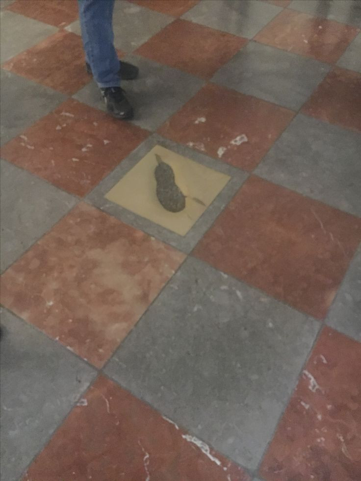 Sau khi nhà thờ hoàn thành, con quỷ đến kiểm tra xem kiến trúc sư Halspach có làm đúng như giao hẹn hay không. Nó vô cùng tức giận khi phát hiện nhà thờ vẫn có một số cửa sổ để đón ánh sáng. Vậy nên, trong cơn tức giận, con quỷ dẫm mạnh chân và để lại dấu chân bên dưới sàn nhà.